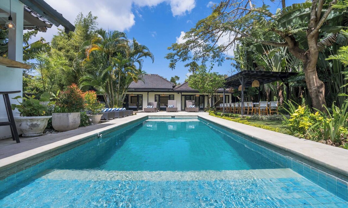 Petitenget Villa | 10-bedroom private estate in Seminyak, perfect for large groups, family gatherings, retreats, and celebrations. Enjoy daily breakfast, a private chef, airport transfers, complimentary massages, housekeeping, and a dedicated driver.