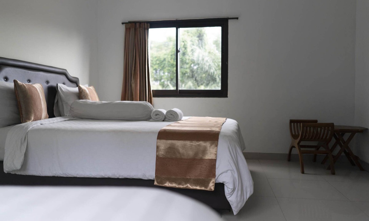 Dalung Apartment | 4 Person Room With Walk-In Rain Shower