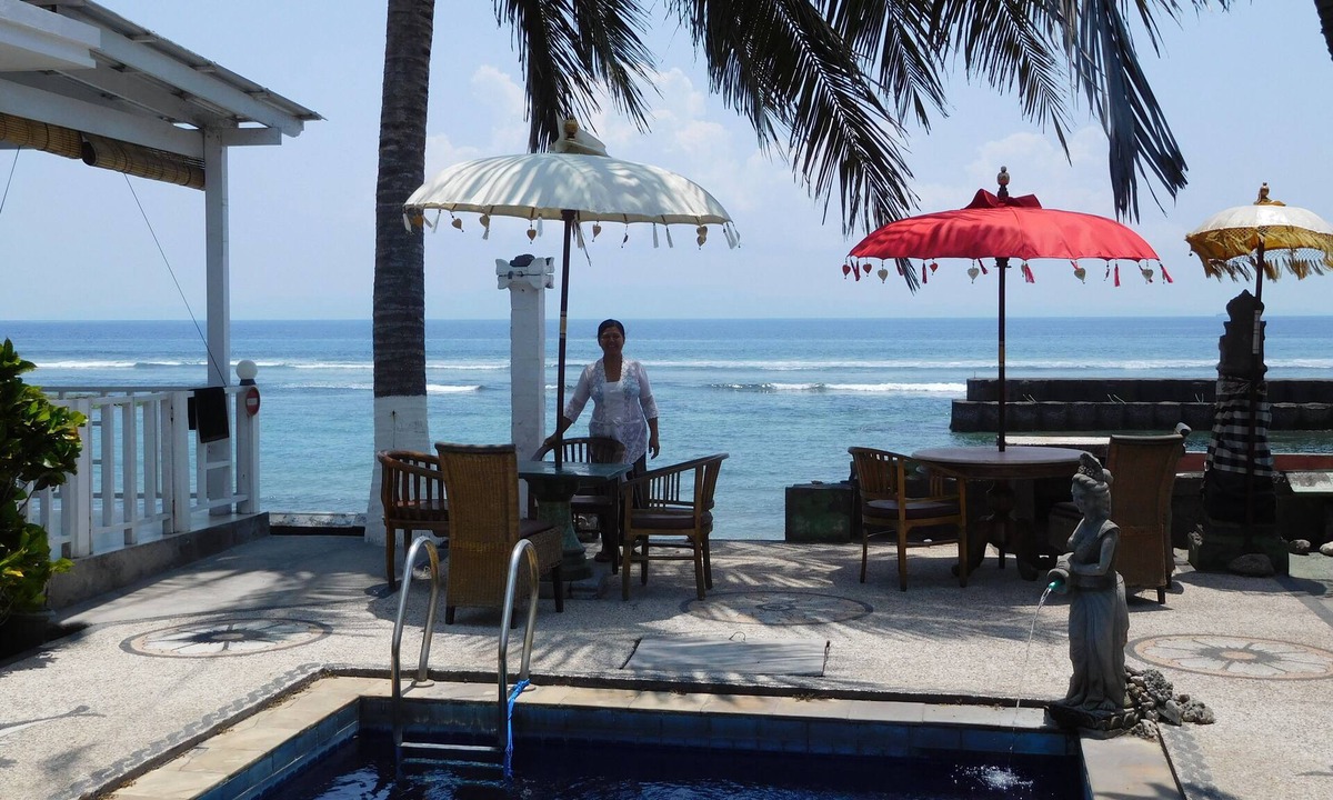 Candi Dasa Apartment | Apartment with beautiful garden 20 meters from beach with shared pool