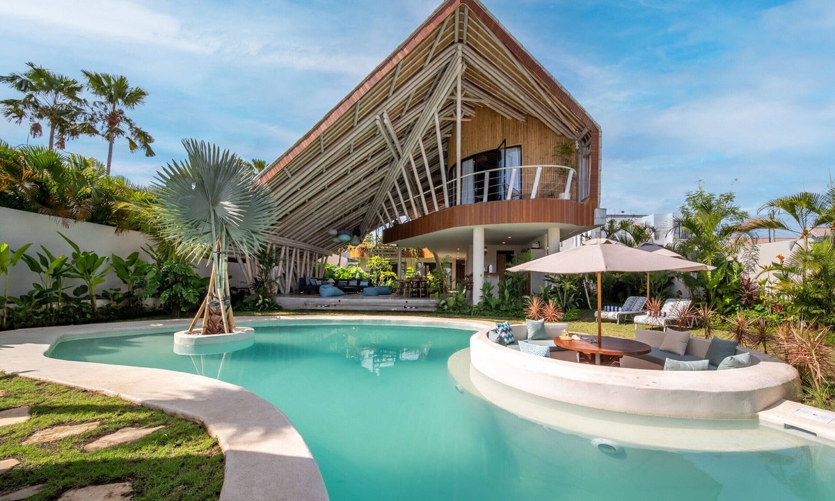 Umalas Villa | Bamboo Villa Five Bedrooms Tropical Garden