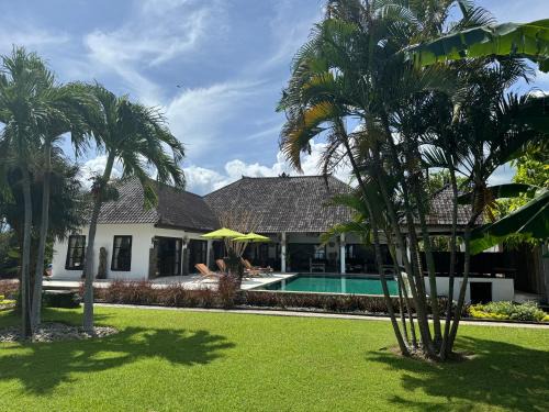 Kalisada Villa | Beautiful Beach Villa Nujum with staff.