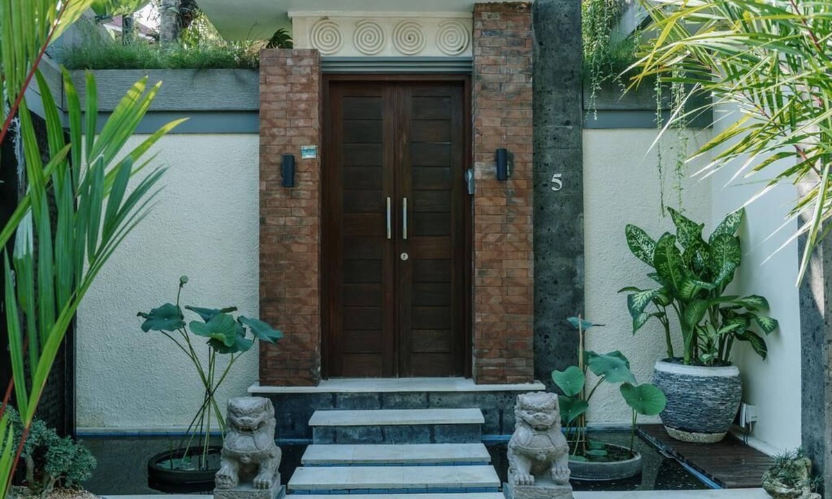 Seseh Villa | Beautiful Guestroom in Canggu with Balcony