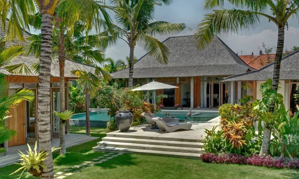 Berawa Villa | Canggu Tropical Living in Artisan Teak Joglo Estate 50 meters to beach 2500 Sq M