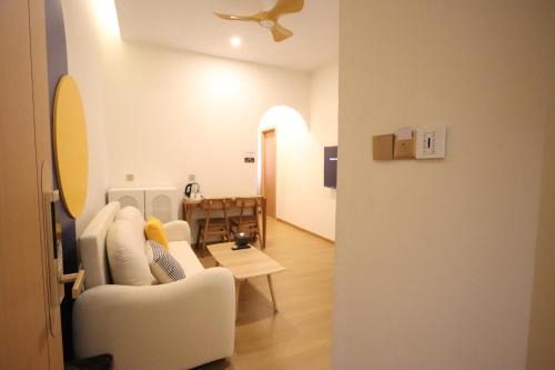 Lubuk Baja House | Casabella 3BR 302, Walk 5 min to Grand Batam Mall