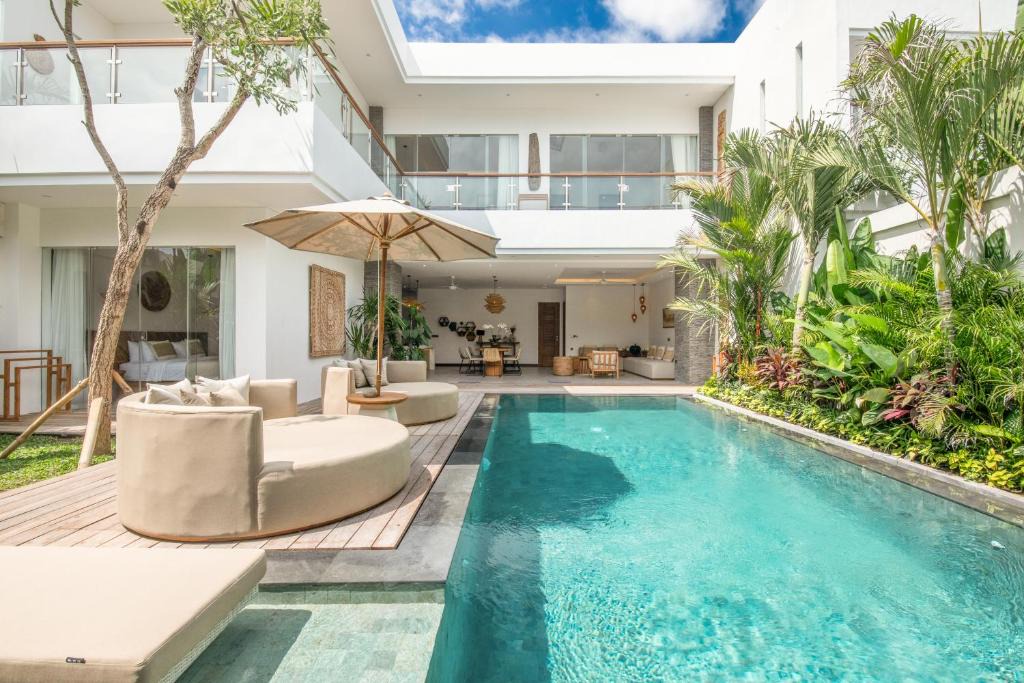 Berawa Villa | Coastal Elegance 4BR Villa, 400m to Finns