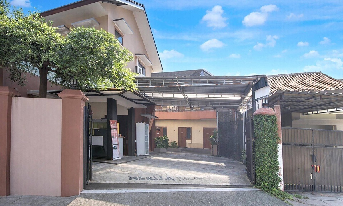 Depok House | Cozy Double Escape W/Free WiFi and Parking