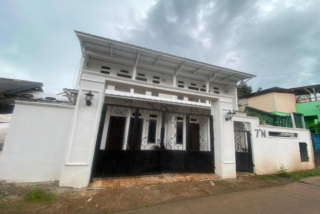 Depok Hotel | EXPRESS O 92147 Nia Residence