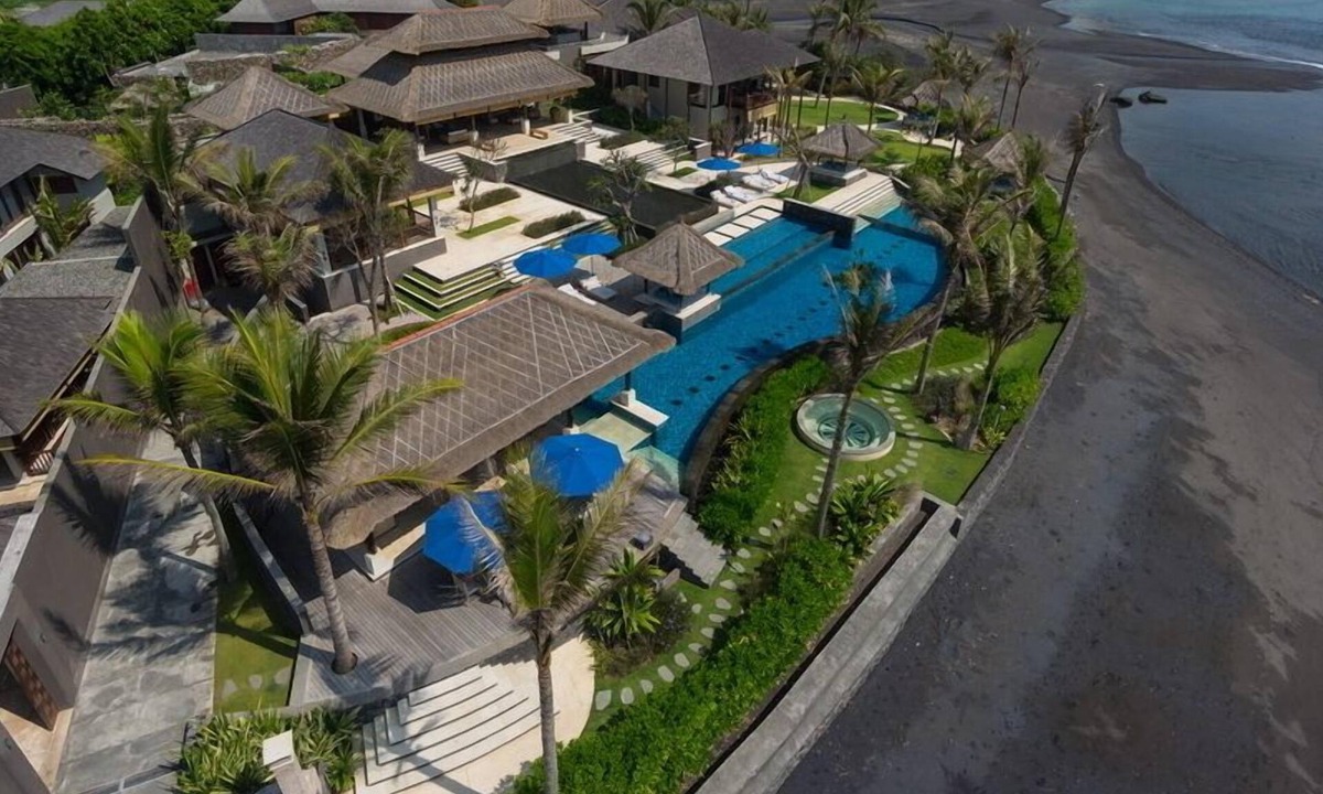 Ketewel Villa | Fascinating 6BR Beach Front Villa Located In Pabean Beach! Stunning View!
