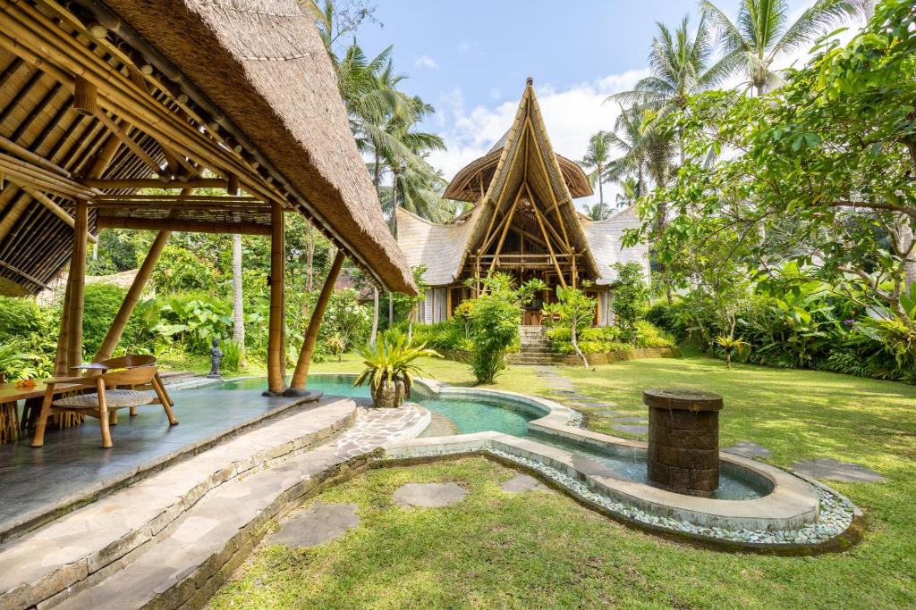 Abiansemal Villa | Garden House 3bds Bamboo House Pool Garden View