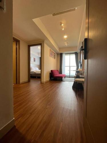 Jakarta Apartment | gold coast Italian room 1br sofa bed netflix