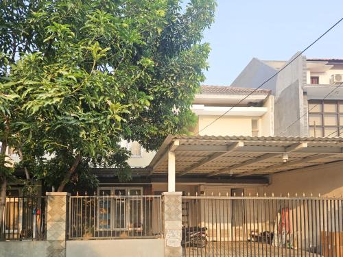Surabaya Hotel | Hasana Guest House Syariah near Royal Plaza RedPartner