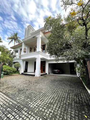 Bangka Villa | Large Garden Oasis Home in Kemang