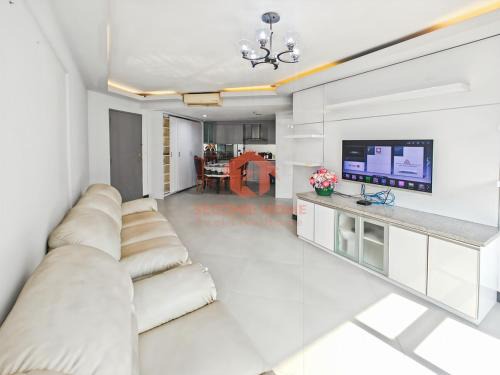 Karet Apartment | Large & Strategic 3BR Taman Rasuna Apt Pool