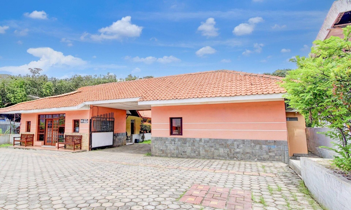 Pekalongan House | Luxury Deluxe DBL Retreat W/Free WiFi and Parking