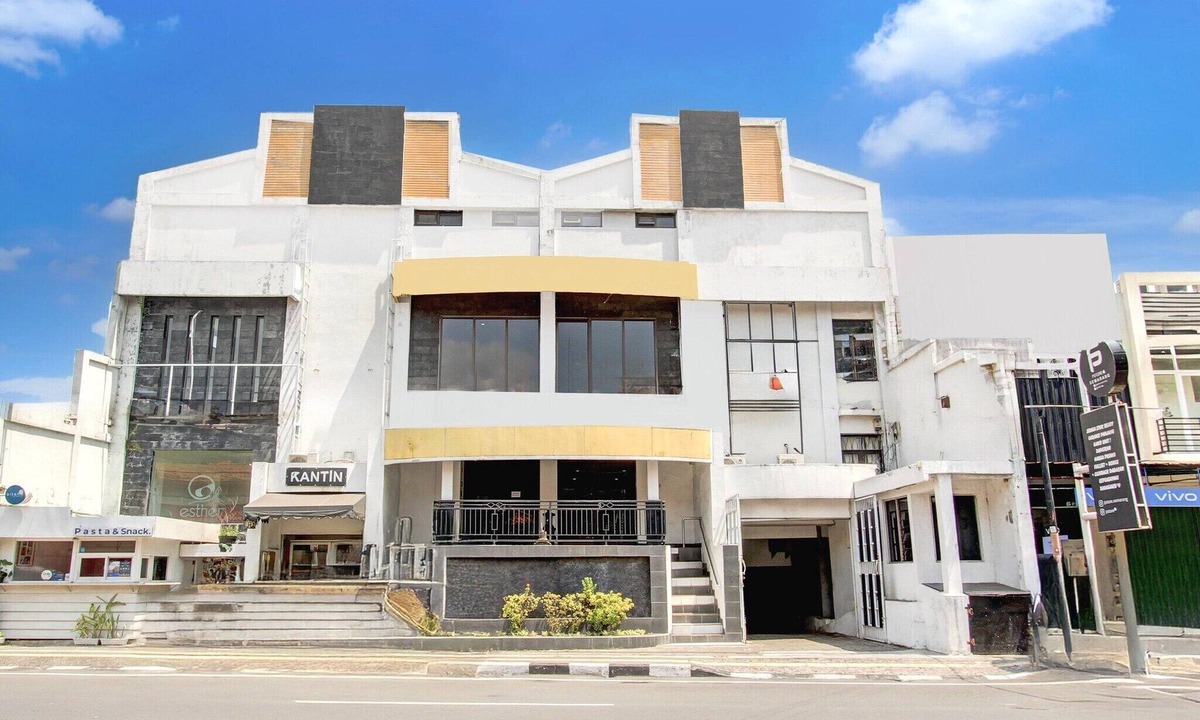Semarang House | Luxury Deluxe DBL Retreat W/Free WiFi and Parking