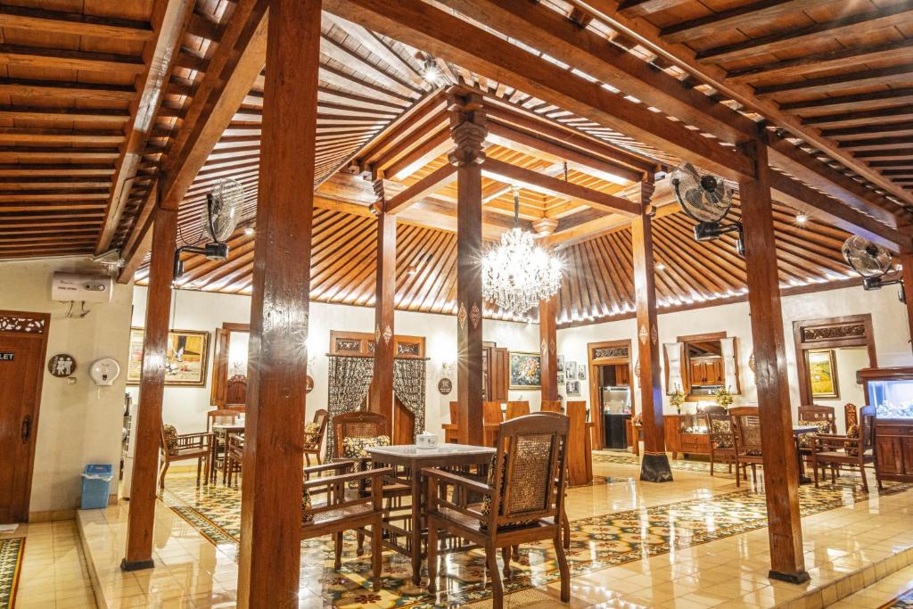 Surakarta House | nDalem Kartowikoro 1835