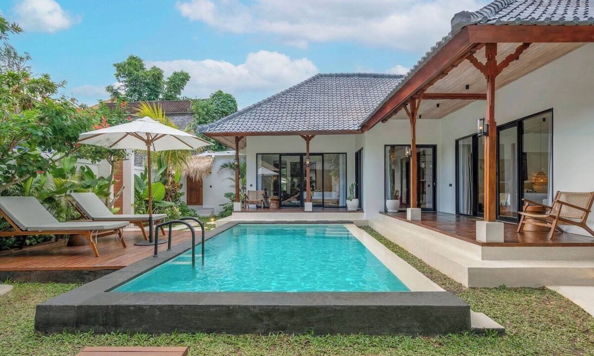 Penestanan Villa | New Chic 2BR Villa Huge Pool Garden Bath+Patio