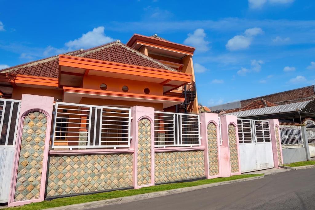 Probolinggo Hotel | OYO 95290 Incess Diana Syariah