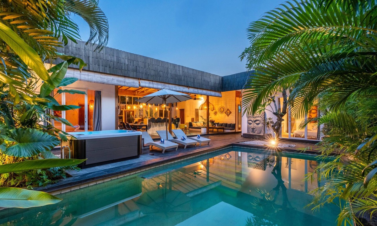 Batu Bolong Villa | Private Pool | Three Ensuite Bedrooms | Near Beach