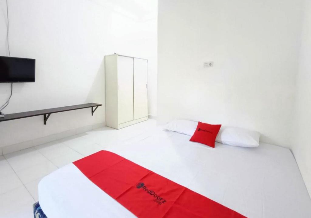 Kendari Hotel | RedDoorz at Almuhajir Homestay Kendari