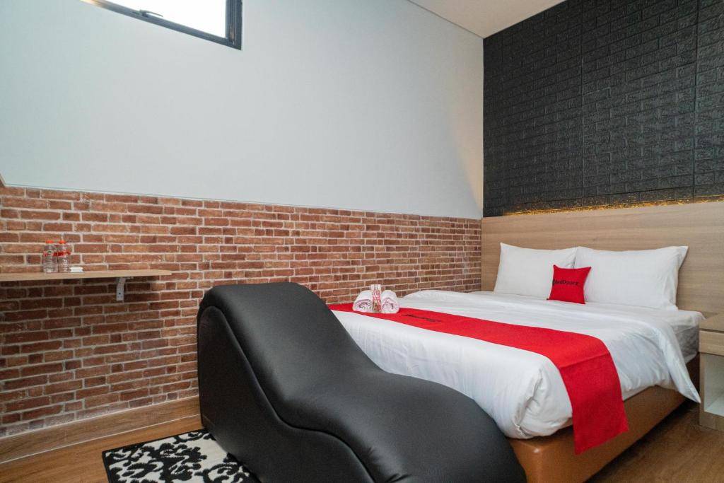 Bogor Hotel | RedDoorz at Golden Averis Cibuluh Bogor