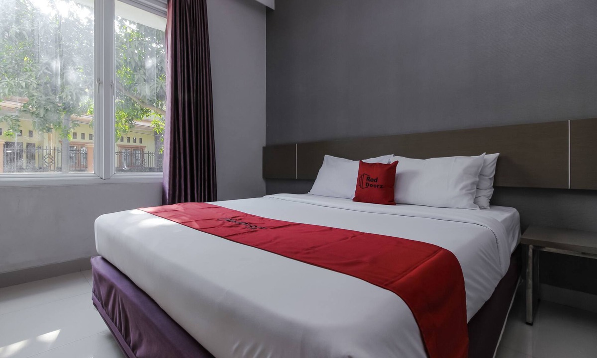 West Cirebon Hotel | RedDoorz near Goa Sunyaragi