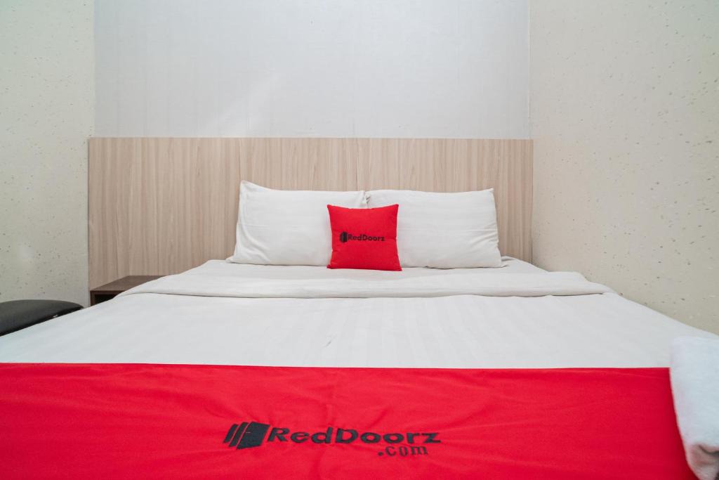 Surakarta Hotel | RedDoorz near Matahari Singosaren Solo