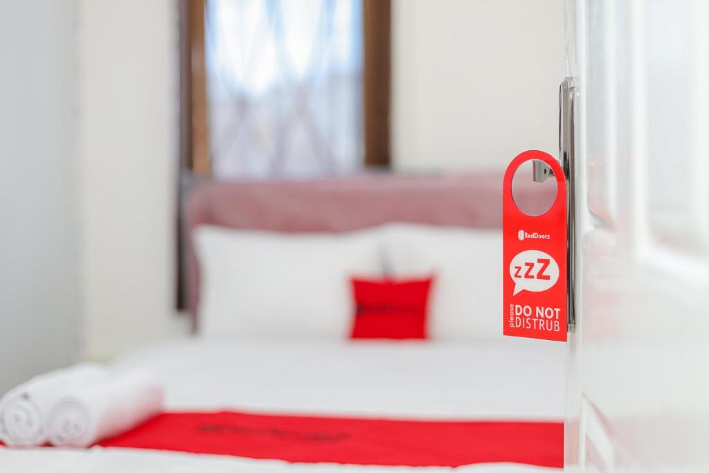 Serang Hotel | RedDoorz near Pasar Lama Serang