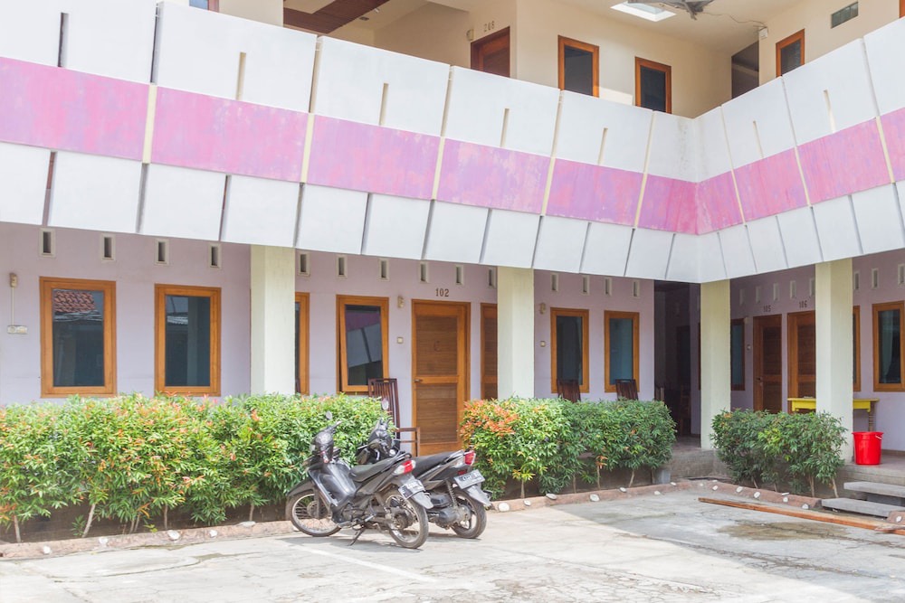 North Cirebon Hotel | RedDoorz Near Pasar Pagi Cirebon 2