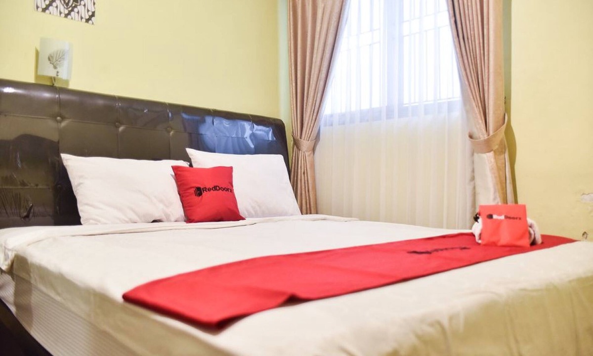 Darmo Hotel | RedDoorz near Surabaya Town Square