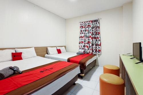 Ciloto Hotel | RedDoorz near Taman Safari 3