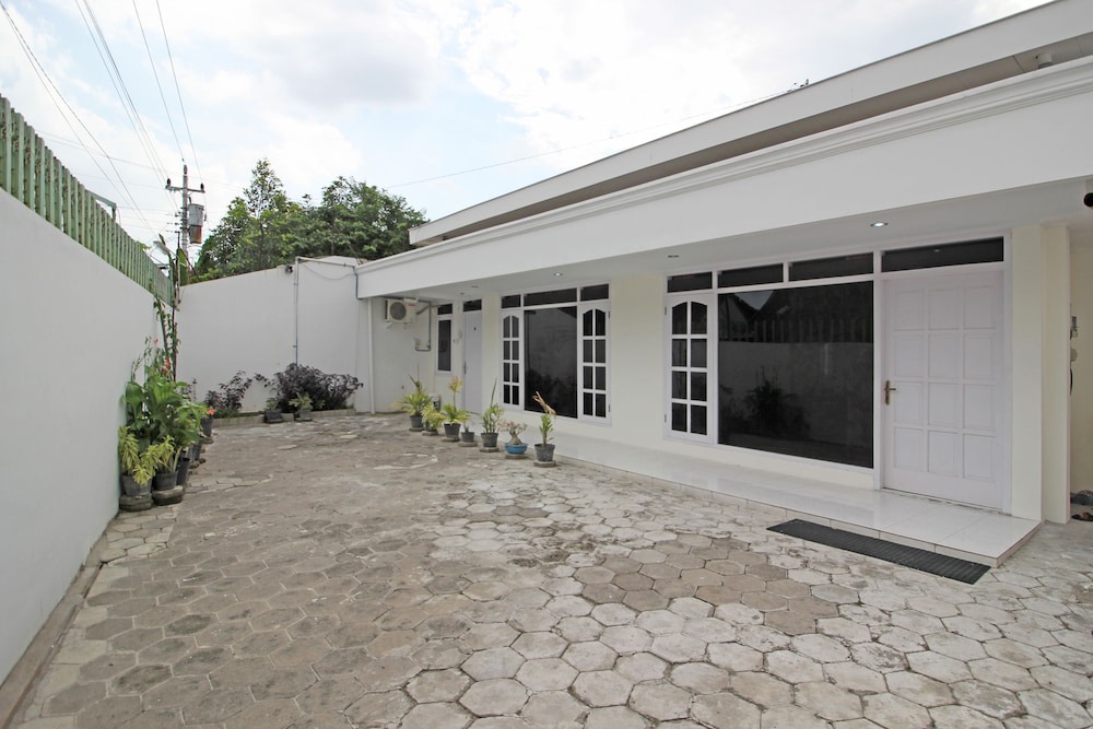 Banjarsari Hotel | RedDoorz Near Terminal Tirtonadi