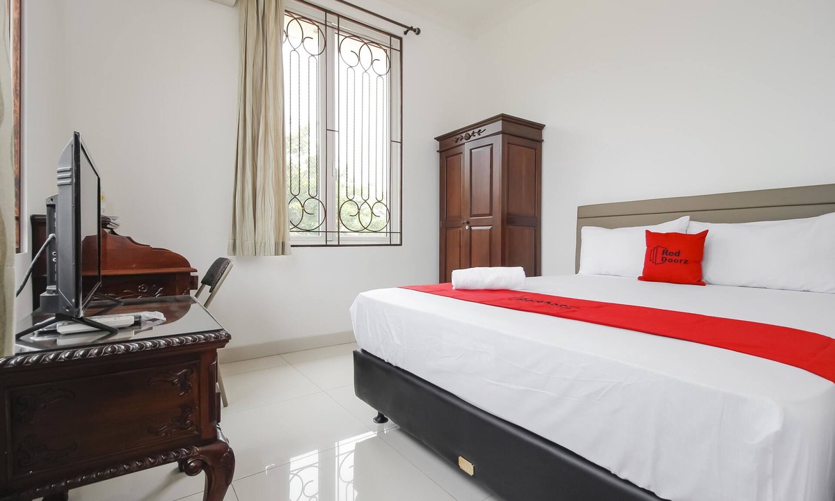 Binong Hotel | RedDoorz @ Permata Sari Karawaci