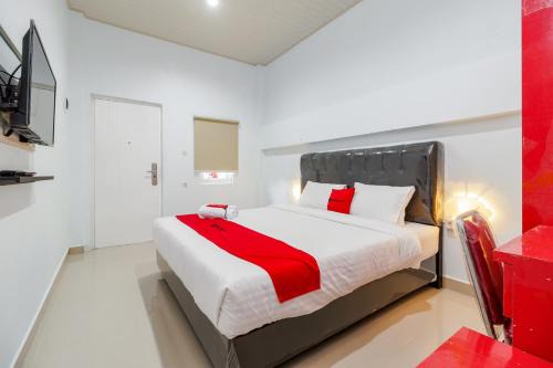 Palembang Hotel | RedDoorz Plus near Palembang Icon Mall 2