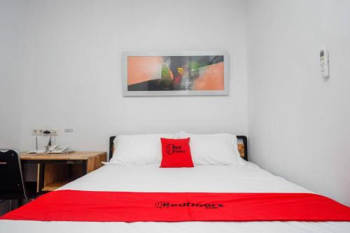 Semarang Hotel | RedDoorz Plus near Patung Kuda Undip