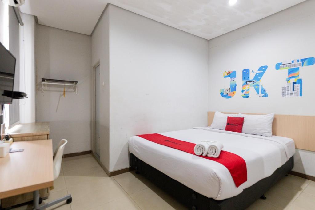 Kebayoran Lama Hotel | RedDoorz Plus Syariah near Mall Pondok Indah