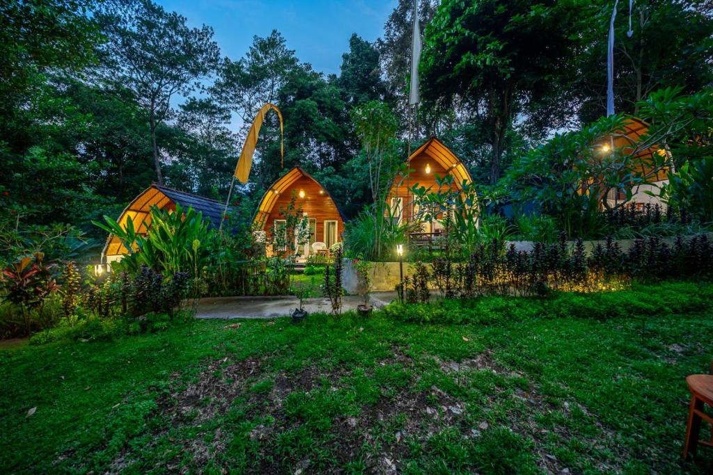 Singapadu Tengah Cabin | Riverside Jungle Bungalow - Infinity Pool, Yoga & Adventures - A Ubud Retreat