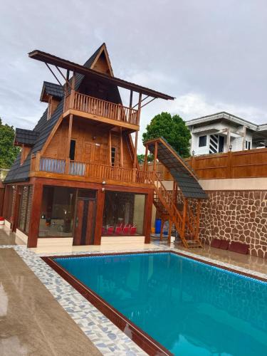 Tenjolaya Villa | Rumah kayu Cikareo Antonio Monroe