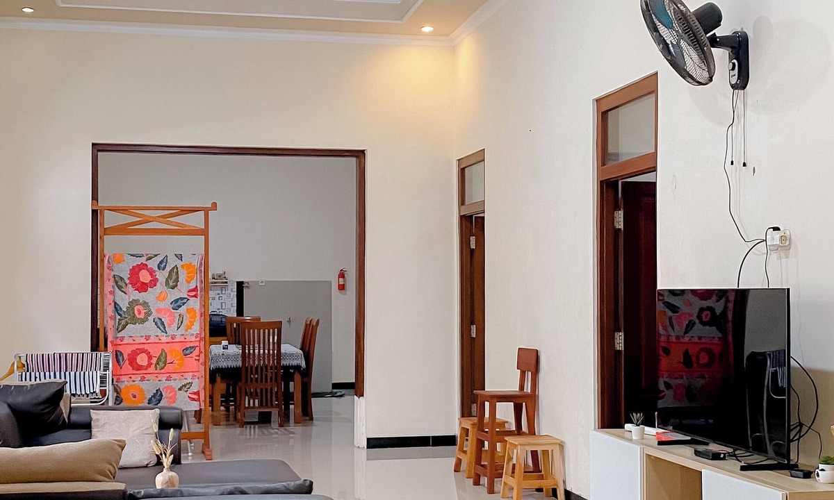 Laweyan House | Spacious 3-BR Family Guest House in Central Solo with Kitchen & Laundry