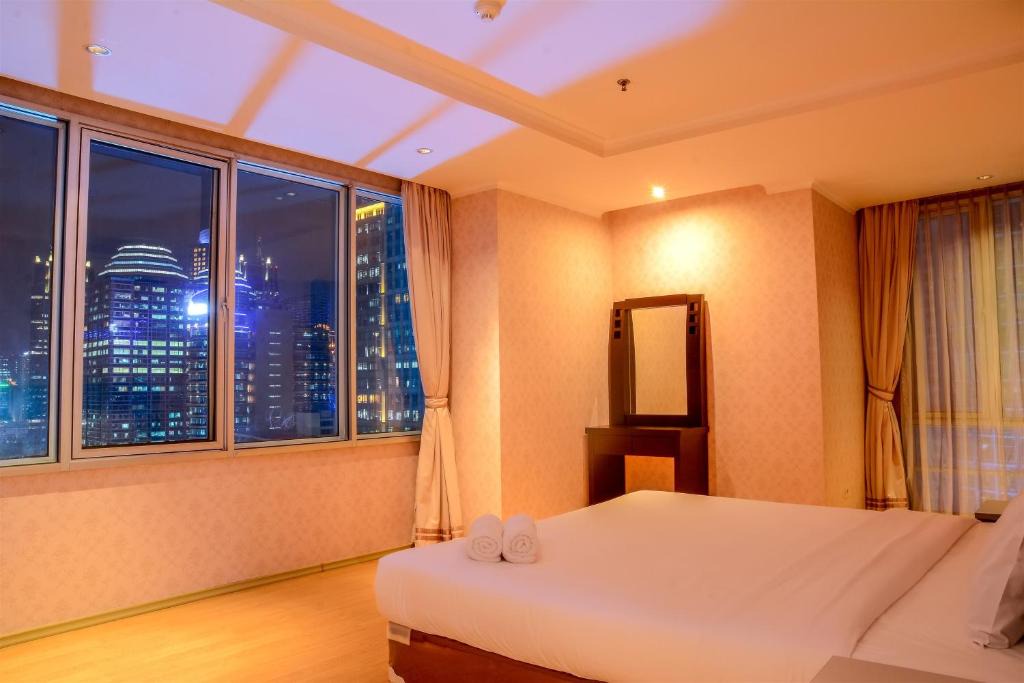 Senayan Apartment | Spacious 3BR at FX Residence with Mall Access By Travelio