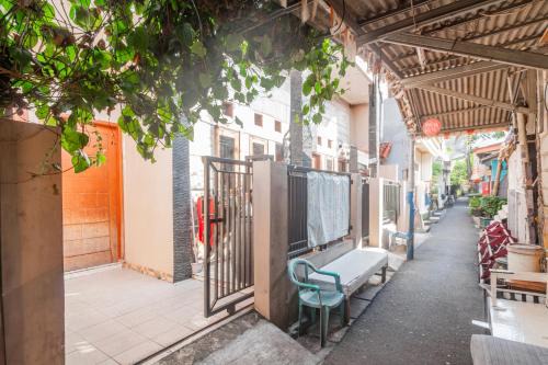 East Jakarta Hotel | SPOT ON 93957 Henny Kost