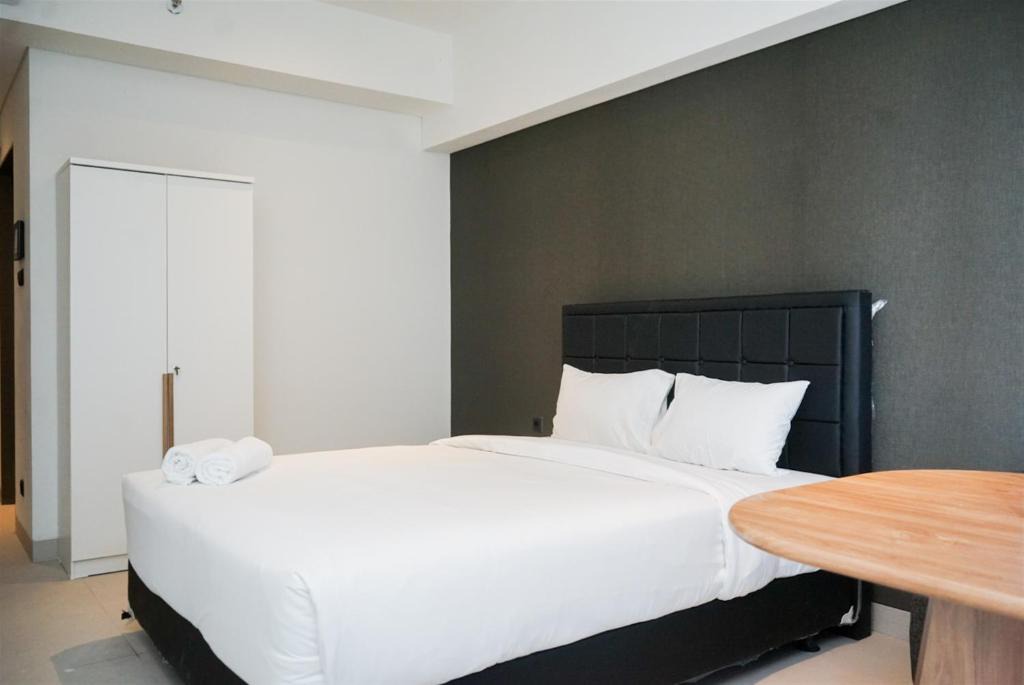 Pagedangan Apartment | Studio Apartment with Sofa at Carstensz Residence By Travelio