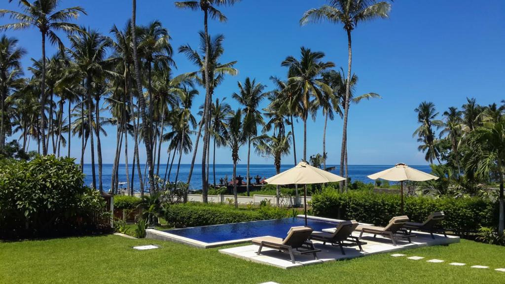 Kubu Villa | Stunning Beachfront 3BR Villa with Infinity Pool