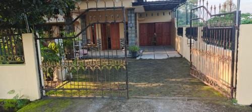 Prambanan House | Tepi Sawah Family Guesthouse