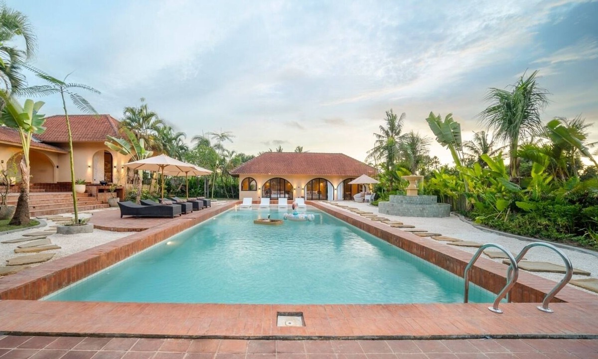 Bengkel House | Tropical 5BR Kedungu Escape with Big Pool