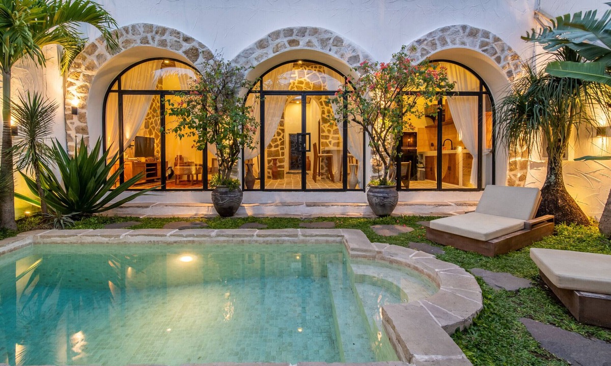 Tibubeneng Villa | Tropical villa style Sleeps six Berawa