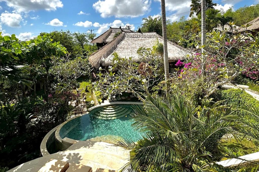 Bukit Villa | Unique tropical high class Oasis-Cook Driver Staff