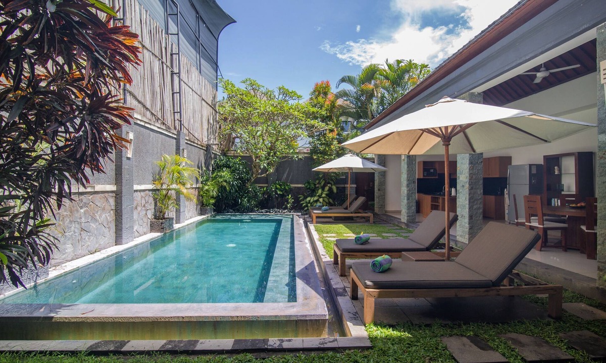 Batu Bolong Villa | Verano 1, 4-8BR sleeps up to 16 walk to Echo Beach