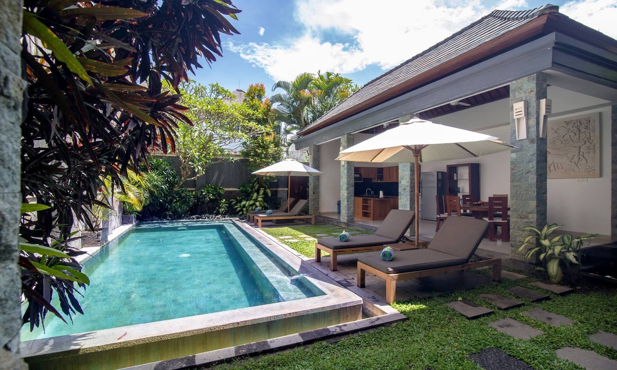 Batu Bolong Villa | Verano 2,4-8BR sleeps 8-16 mins walk to Echo Beach