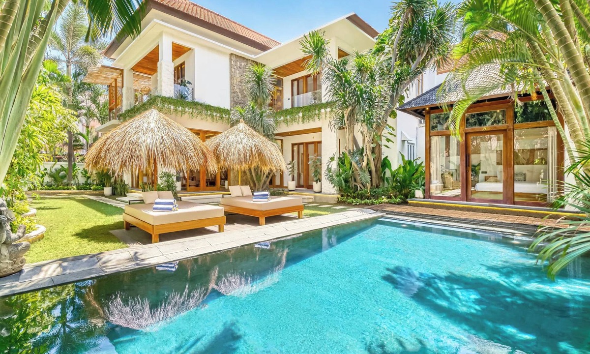 Petitenget Villa | Villa Chicago, Spacious 7 BDR, lively area